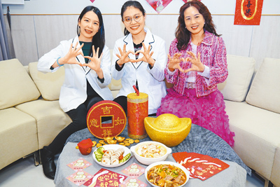 中醫大新竹附醫營養師黃琳惠(左至右)、吳婉瑜及執行長張宜真分享「少油、少鹽、少糖、高纖」技巧,建議農曆春節多吃原型食物少吃加工品,開心圍爐又能營養均衡無負擔。(羅浚濱攝) image