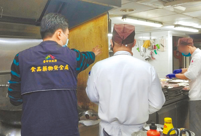 台中市林酒店爆出新竹房仲尾牙團14名住客上吐下瀉送醫事件,中市食安處已抽驗食材與環境等8件檢體送驗,同時發現作業區天花板及迴風口積垢、食材容器未離地放置等2缺失,責令業者28日前改善完成。(食安處提供/潘虹恩台中傳真) image