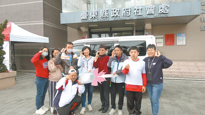 台東縣府7日舉辦社區式日間照顧服務交通車移交儀式,縣府社會處長陳淑蘭(後排左四)表示,目前縣內有2輛服務交通車,每年協助逾3000名偏鄉地區身心障礙者順利參與日間照顧服務。(蔡旻妤攝) image