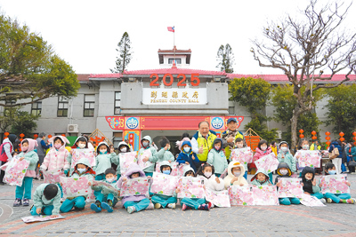 澎湖縣政府7日上午循例在縣府前廣場發送2000份象徵財富福氣的「小花蛇」造型紙雕提燈。(澎縣府提供/許逸民澎湖傳真) image