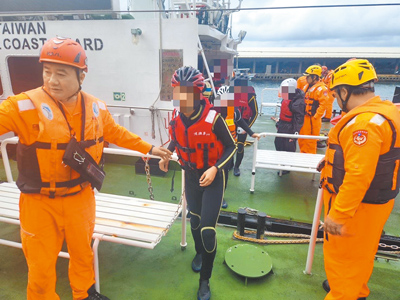 新竹市光武國中師生及教練等17人7日在台東縣綠島鄉體驗獨木舟,因風浪過大無法返回,獲海巡署艦隊分署第15海巡隊救援。(第15海巡隊提供/蔡旻妤台東傳真) image