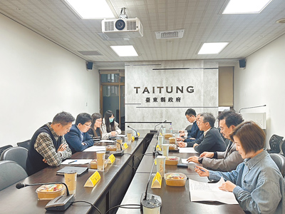 金門縣觀光處長許績鑫(右三)7日率團隊與旅遊業代表一同前往拜會台東縣政府,共同研商推動「金門-台東雙向包機」、「旅遊活動串聯推廣」、「縣市友好合作」等議題,深化兩地交流,促進觀光發展。(金門縣政府提供/于家麒金門傳真) image