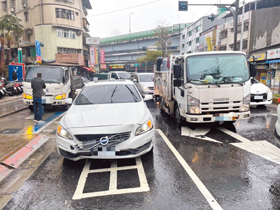 新北市三重區13日上午發生男子逆向行駛後肇事逃逸的事故。(國道公路警察局提供/呂健豪新北傳真) 新北市三重區13日上午發生男子逆向行駛後肇事逃逸的事故。(國道公路警察局提供/呂健豪新北傳真)