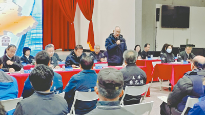 苗栗縣立委陳超明(站立者)對罷免連署表達尊重。(呂麗甄攝) image