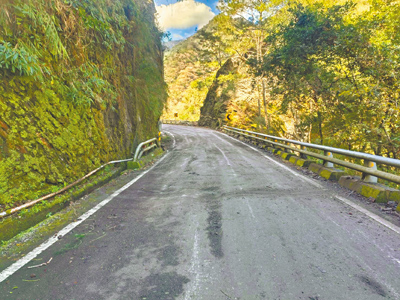 台東縣海端鄉南橫公路台20線180K+400霧鹿路段,於2月15日上午9時30分疑地震影響,發生邊坡零星落石,導致雙向道路阻斷無法通行。經關山工務段派遣廠商機具辦理搶災作業,已於15日上午10時50分搶通,恢復正常通行。(摘自公路局關山工務段網頁/林瑞益高雄傳真) image