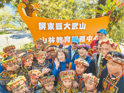由舊泰武國小活化改建而成的屏東縣大武山山林教育服務中心,15日正式啟用,培養民眾山野活動基本技能。小朋友體驗樹攀,非常興奮。(羅琦文攝) image