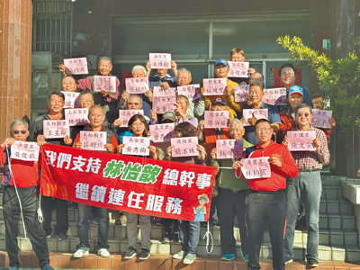 台南市後壁區農會總幹事派當選代表們,在農會大樓前集合,公開宣布勝選。(民眾提供/寶智華台南傳真) image