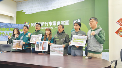 新竹市立自由車場疑因場地顛簸,20日試騎時世壯運裁判長摔傷,民進黨新竹市議會黨團21日開記者會,市議員高喊「自由車場路不平,新竹人怒火難熄!」口號,要求市府說明並盡快給交代。(王惠慧攝) image
