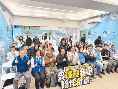 桃園市文化局推出桃園漫畫人才培育計畫,21日舉辦成果展,8名學員作品將集結《桃漫誌-2024桃園漫畫新星成果作品集》,以實體漫畫在通路上販售。(賴佑維攝) image