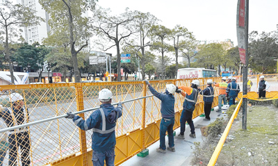 台中新光三越21日開始架設安全圍籬,將盡速清理外牆附掛物。(台中市府提供/林欣儀台中傳真) image