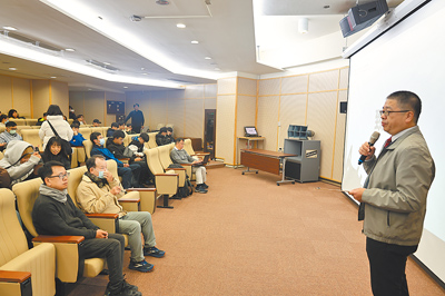 國立聯合大學智慧客家實驗室攜手聯和科創博士李鴻欣,24日在聯大國鼎圖書館發表台灣首款主權AI客家文化聊天機器人「Hani」,聯大校長侯帝光(右)強調,要全力打造聯大AI能量。(謝明俊攝) image