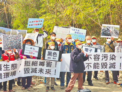 高雄市馬頭山遭不肖人士大量傾倒廢棄物,涉案犯嫌卻僅5至8萬元交保,讓環團不滿、希望嚴懲。(任義宇攝) image