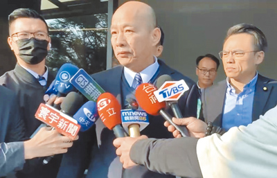 立法院長韓國瑜(中)24日到前民眾黨主席柯文哲父親柯承發的靈前上香致意,他特別呼籲法務部,在柯父釘棺木之前,應該讓柯文哲能夠回來見父親最後一面,這是人道考量。(陳育賢攝) image