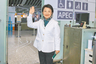 台中市長盧秀燕24日率領市府代表團啟程前往日本,展開為期6天的訪問行程。(陳麒全攝) image