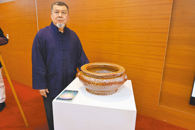 苗栗縣竹南蛇窯第2代窯主林瑞華,2024年以精心燒製的作品「香爐」,參加2024瑞士卡魯日國際陶瓷競賽,從560件作品中,入選52件作品之列。(謝明俊攝) image