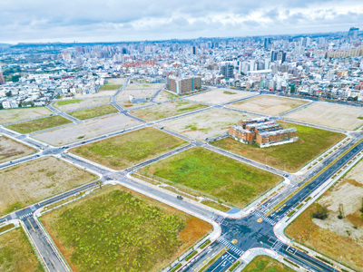 桃園市政府辦理中壢運動公園區段徵收工程,24日舉辦完工典禮,總面積逾72公頃,未來也將興建包含體育場、學校、住宅區及商業區等。(桃園市工務局提供/呂筱蟬桃園傳真) image