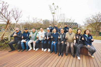 新竹市代理市長邱臣遠(左五)24日宣布,客雅溪大公園系統最後1塊拼圖「天公壇公園」改善工程完工啟用。(新竹市政府提供/陳育賢新竹傳真) image