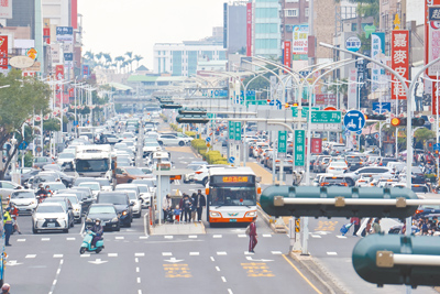 嘉義市BRT行駛高鐵太保站至台鐵嘉義車站,運量持續成長。(嘉市府提供/廖素慧嘉市傳真) image