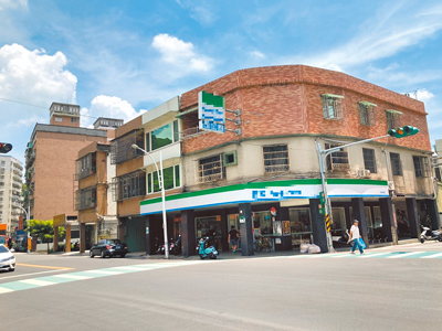 位於三峽民族、民權路口1棟3層磚造建物因耐震能力不足,2023年申請事業計畫報核,25日經都更大會審議通過。將興建地上21層、地下3層共121戶住宅,規畫沿街4公尺步道式開放空間。(新北市城鄉局提供/高鈞麟新北傳真) 位於三峽民族、民權路口1棟3層磚造建物因耐震能力不足,2023年申請事業計畫報核,25日經都更大會審議通過。將興建地上21層、地下3層共121戶住宅,規畫沿街4公尺步道式開放空間。(新北市城鄉局提供/高鈞麟新北傳真)