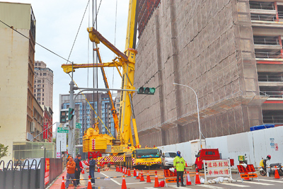 新竹縣竹北市勝利二路因豐采520建案復工,大型機具進場封路,導致周邊商家無法做生意而跳腳。(邱立雅攝) image