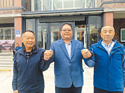 彰化縣芳苑鄉農會7日舉行理監事會,理事長由林木村(左)連任,並遴選前推廣主任洪翊桓(中)任總幹事,常務監事為林總元(右)。(葉靜美攝) image