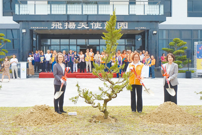 飛揚天使莊園落成啟用,副總統蕭美琴(左起)、磐石基金會董事長王岡鳳、屏東縣長周春米種樹紀念。(羅琦文攝) 飛揚天使莊園落成啟用,副總統蕭美琴(左起)、磐石基金會董事長王岡鳳、屏東縣長周春米種樹紀念。(羅琦文攝)