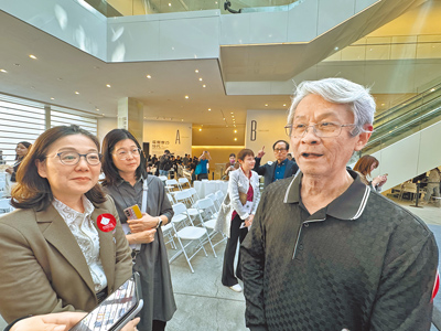 台南國家美術館籌備處25日揭牌,陳澄波長孫陳立栢(右)代表家屬簽署捐贈典藏意向,強調鬆了一口氣。(曹婷婷攝) image