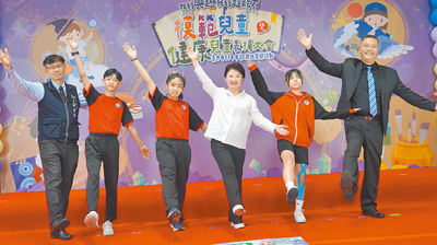台中市長盧秀燕(右三)配合受獎學童,擺出各種合照姿勢。(寶智華攝) image