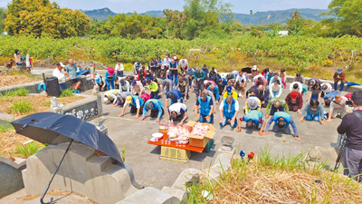 台南市楠西江家古厝4日祭祖,後代子孫百餘人在祖墳前行三跪九叩禮。(程炳璋攝) image