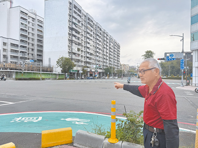高雄苓雅區中正一路、五福一路與凱旋路交叉口,有民眾指出斑馬線過長、綠燈秒數不足,安祥里里長董輝章建議,可在中間設置行人庇護島讓行人分2段式通過。(紀爰攝) image