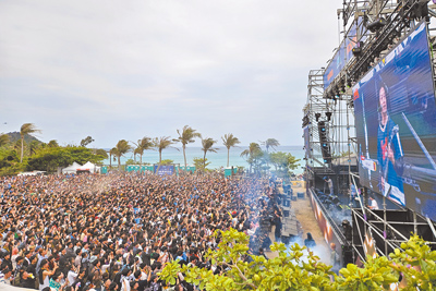 台灣祭開場瞬間達4萬人次,一路嗨唱到晚間10點半,經中華電信統計,首日參與人數達到30萬人次,創下歷年來新高。(羅琦文攝) image