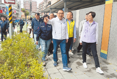 新北市長侯友宜(前排左)7日前往蘆洲國小視察人行道改善工程完工情況。(呂健豪攝) image