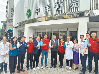 新北市副市長朱惕之(左六)7日視察中祥醫院,肯定院方搬遷改善成果。(王揚傑攝) image