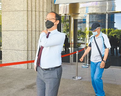 桃園市前市長鄭文燦涉貪500萬元遭起訴,近日限制住居、出境出海將到期,桃園地方法院開訊問庭,涉嫌行賄的同案某集團前發言人侯水文表示,想要出國玩,希望解除限制。(賴佑維攝) image