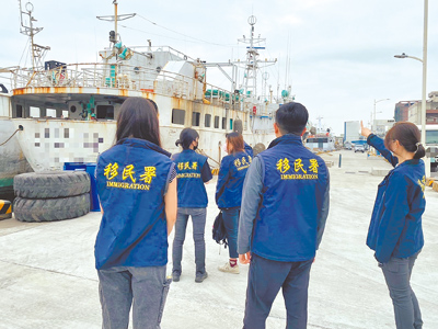 移民署南區事務大隊高雄市專勤隊與憲兵指揮部高雄憲兵隊查處逾期外來人口,並宣導漁船不得進入軍港管制海域。(移民署南區事務大隊高雄市專勤隊提供/洪靖宜高雄傳真) image
