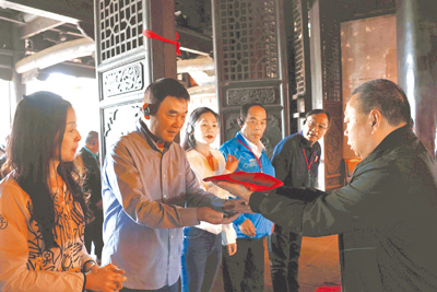 苗栗縣長鍾東錦(左二)全力維繫兩岸和平交流,應大陸四川省海峽兩岸交流促進會之邀,11日起赴大陸四川展開文化經濟合作交流,15日轉赴梓潼七曲山大廟,苗栗縣英才書院文昌帝君就是由前縣長劉政鴻從梓潼文昌廟迎香火回苗栗安座,讓這項溯源之旅格外有意義。(苗栗縣政府提供/謝明俊苗栗傳真) image