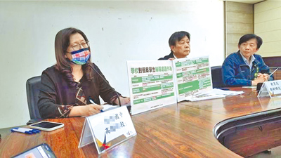 台南國一生猝死案,引發輿論高度關注,校長(左)與教育局長鄭新輝(中)、副市長葉澤山(右)2月底開記者會對外說明。(本報資料照片) image