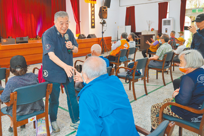 蔡衍明愛心基金會23日在衛福部北區老人之家舉辦「讓爺奶成為心中的寶」公益演唱會,邀請資深藝人林在培演唱,長輩們聽得相當開心。(郭吉銓攝) image