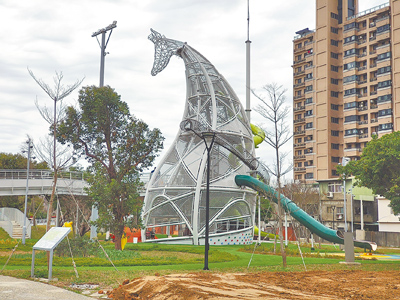 桃園市工務局25日工作報告,八德楓樹腳公園斥資1億餘元完工,民代認為遊戲亮點太少,希望多增加親子設施。(賴佑維攝) image