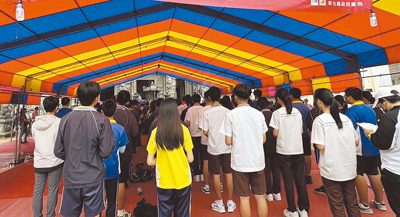 彰化1名鄉民代表遭控在考生祈福活動,觸摸女學生臀部,家長報案提告,該鄉代26日強烈否認,更揚言要在神明面前「斬雞頭」立誓證明清白。(民眾提供/李京昇彰化傳真) image