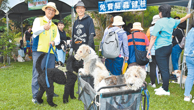 彰化市公所26日舉辦寵物嘉年華活動,市長林世賢(左一)等人到場與民同樂。(李京昇攝) image