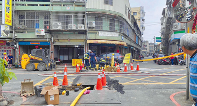 台中市大里區東南路128巷26日進行天然氣管線工程,不慎傳出爆炸,釀8名工人燒燙傷,其中6人送醫,幸無大礙。(民眾提供/潘虹恩台中傳真) image