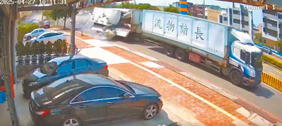 謝姓司機駕駛的聯結車疑似煞車失靈,連撞22輛汽、機車和腳踏車,造成11人受傷。(民眾提供/李京昇台中傳真) image