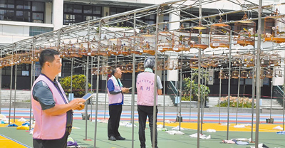 全國綠繡眼鳴唱比賽27日在台中市豐原區瑞穗國小舉行,現場共有965隻綠繡眼參賽,由評審逐一評比站姿、毛色。(李京昇攝) 全國綠繡眼鳴唱比賽27日在台中市豐原區瑞穗國小舉行,現場共有965隻綠繡眼參賽,由評審逐一評比站姿、毛色。(李京昇攝)