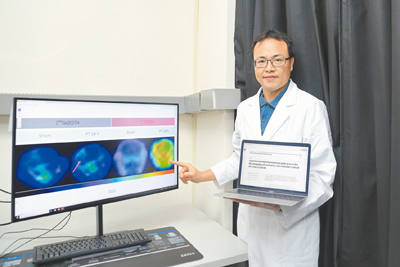 中山大學生醫所助理教授孫羽佑成功開發全球首創非侵入式影像技術,有望提升阿茲海默症、腦中風及漸凍人等疾病的治療率,研究成果獲刊於世界頂尖權威期刊《自然生物醫學工程》。(國立中山大學提供/丁治綱高雄傳真) image