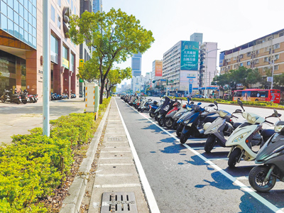 高市府交通局今年3月在三民區博愛一路首次導入「保護型自行車道」設計,高市議員張博洋認為,目前僅完成同盟路至北平路段,短短160公尺形同虛設。(任義宇攝) image