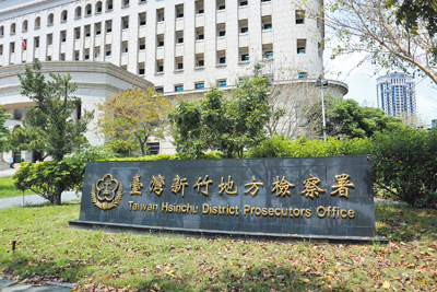 徐姓律師幫詐團成員辯護,還洩密讓其他詐團成員滅證,近日遭新竹地檢署起訴。(邱立雅攝) image