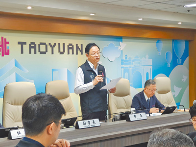 因應美國提高關稅,桃園市長張善政(中)4月30日在市政會議宣布「勞工權益基金」預算至5500萬元、「勞工教育經費」預算增至2500萬元。(賴佑維攝) image