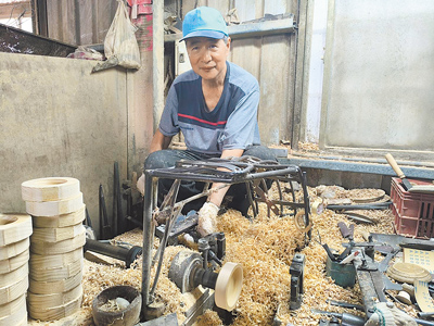 台中市神岡區江隆煙,是少數仍使用會津式車床「跳台」技術的木工師傅。(李京昇攝) image