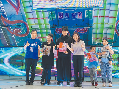 台北市中原客家崇正會攜手《中國時報》,3日舉辦「第2屆關懷客家文化傳承系列暨客家母親節」,台北市副市長林奕華(右三)頒發模範母親獎狀。崇正會理事長蘇文龍(左一)盼能透過表揚提倡客家精神與文化。(張珈瑄攝) image